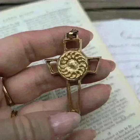 Vintage goldtone cross pendant with magnetic back - Picture 6 of 6